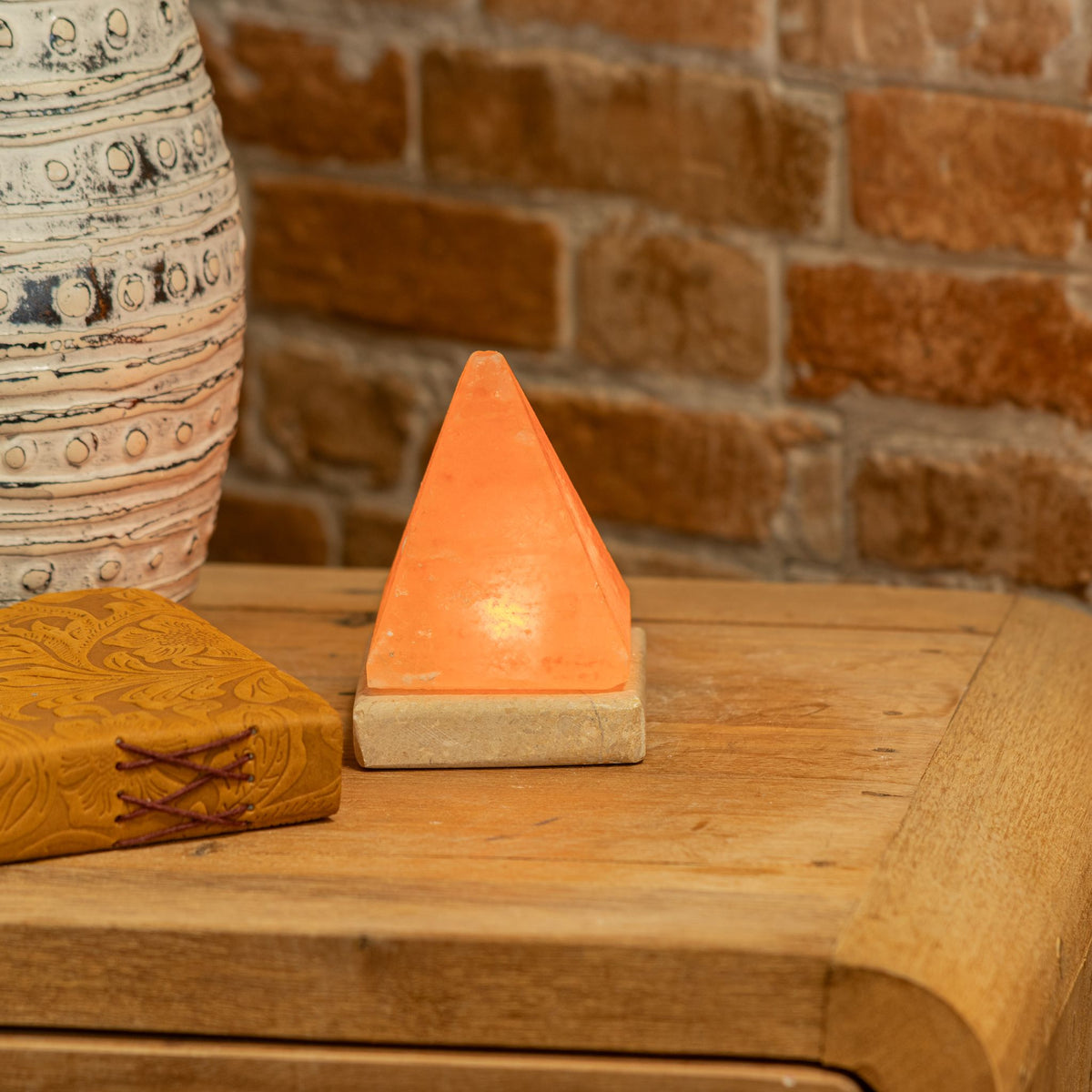 USB soľná lampa Pyramída, 9 cm – biele svetlo
