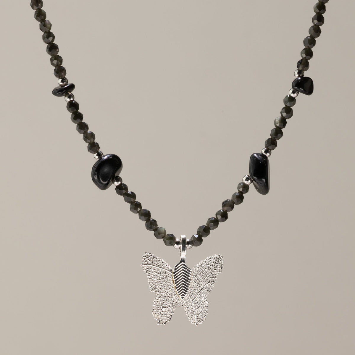 Minerálny náhrdelník Nymph s motýľom – čierny obsidián