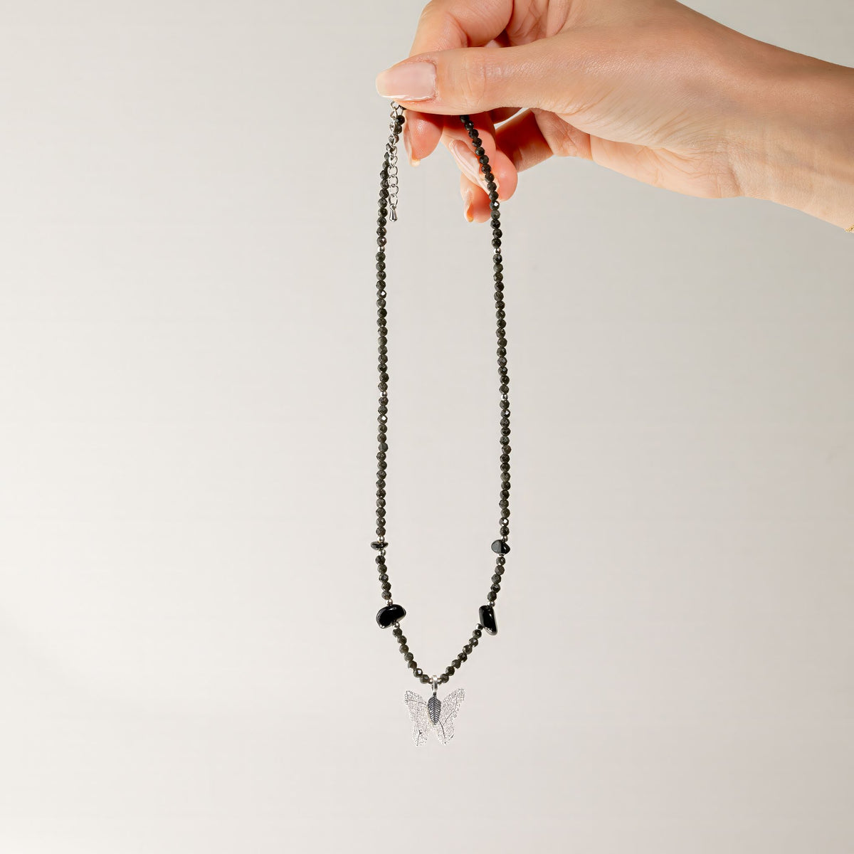 Minerálny náhrdelník Nymph s motýľom – čierny obsidián