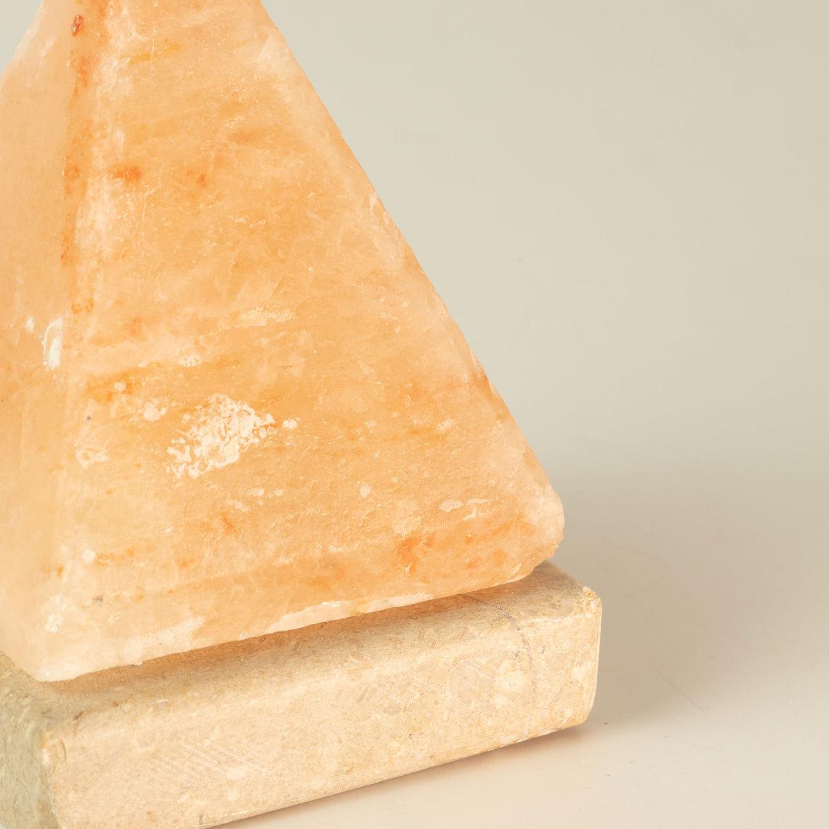 USB soľná lampa Pyramída, 9 cm – biele svetlo