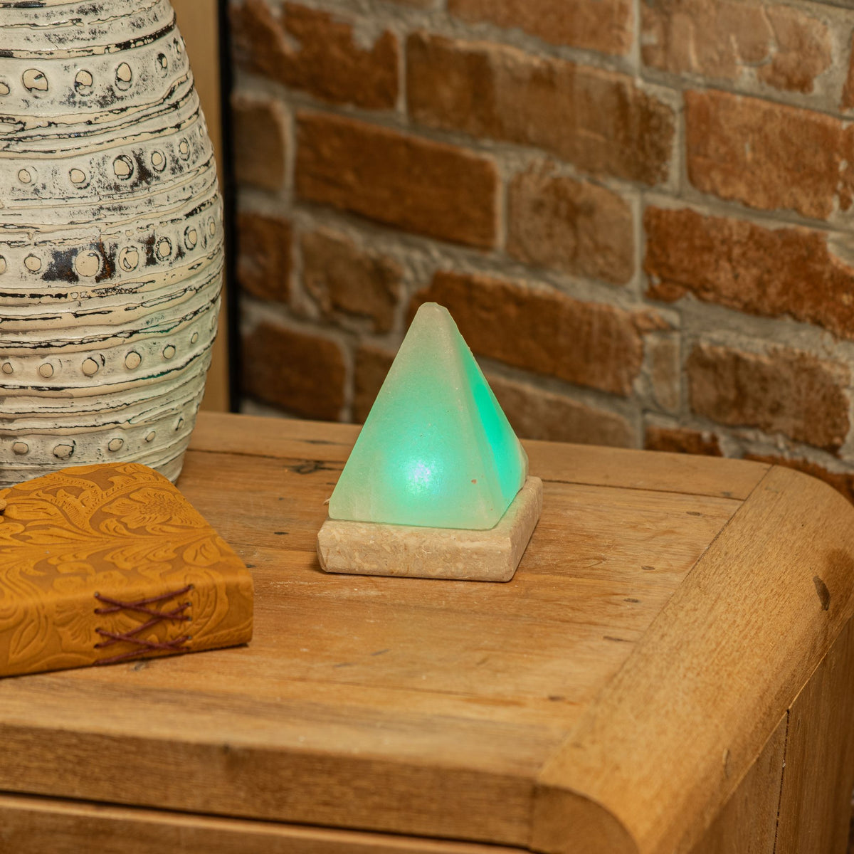 Biela USB soľná lampa Pyramída, 9 cm – farebné svetlo