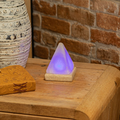 Biela USB soľná lampa Pyramída, 9 cm – farebné svetlo