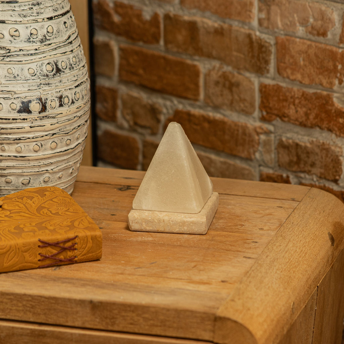 Biela USB soľná lampa Pyramída, 9 cm – farebné svetlo