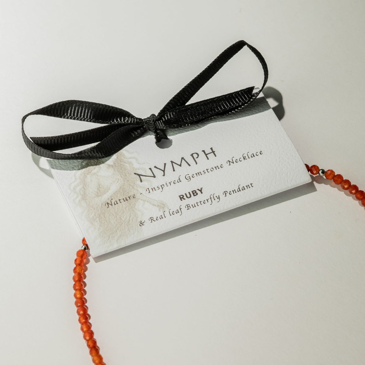 Minerálny náhrdelník Nymph s motýľom – rubín