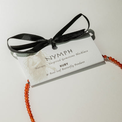 Minerálny náhrdelník Nymph s motýľom – rubín
