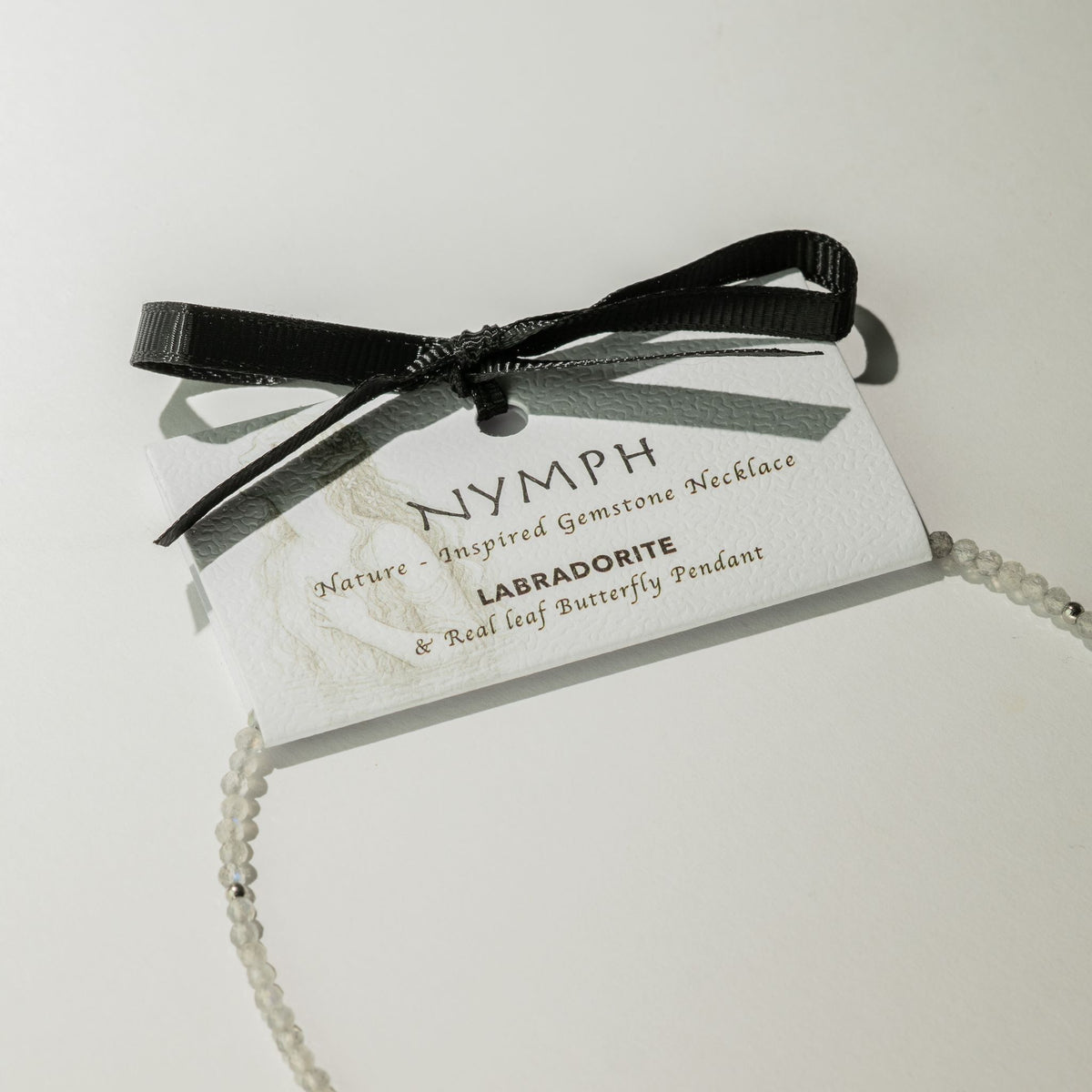 Minerálny náhrdelník Nymph s motýľom – labradorit