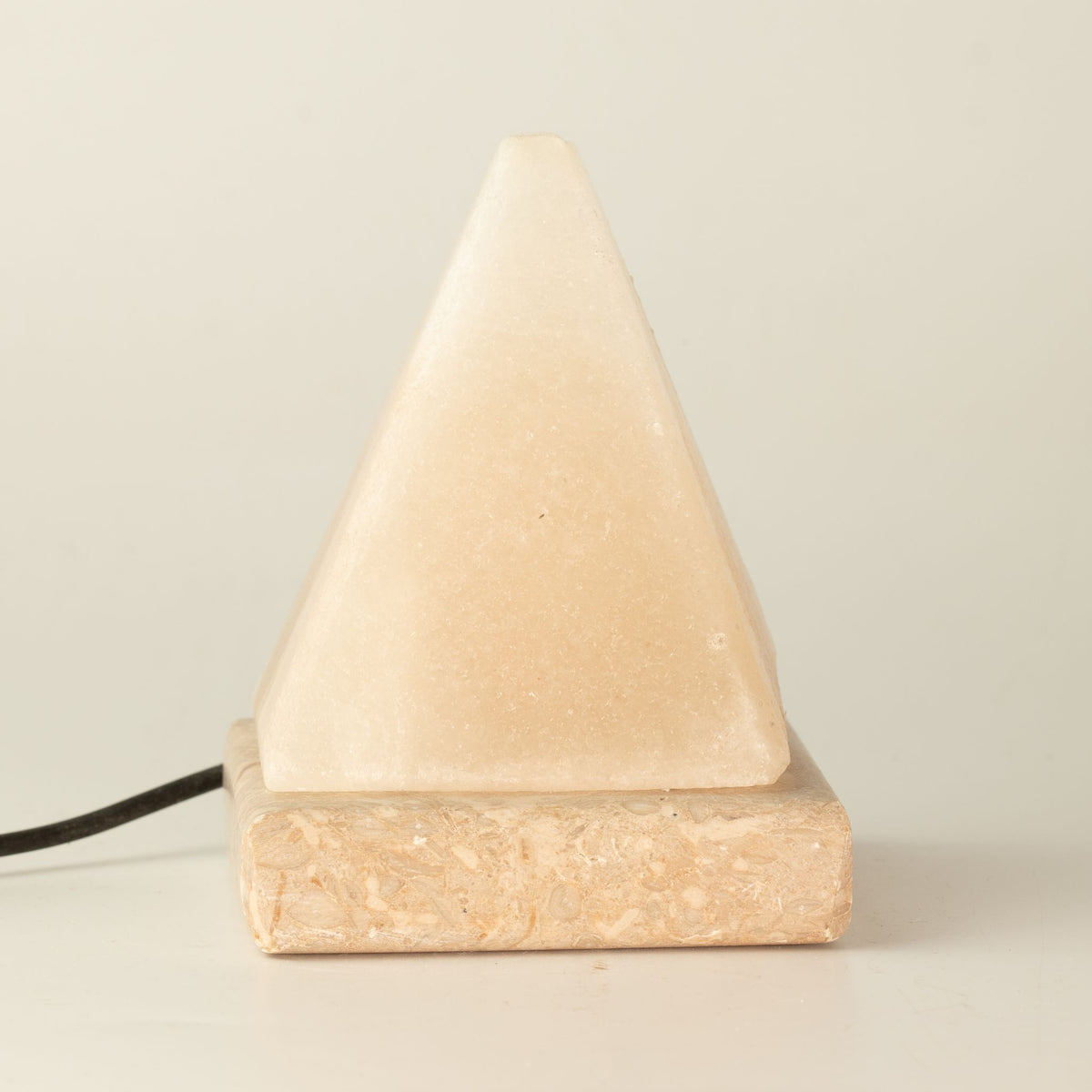 Biela USB soľná lampa Pyramída, 9 cm – farebné svetlo