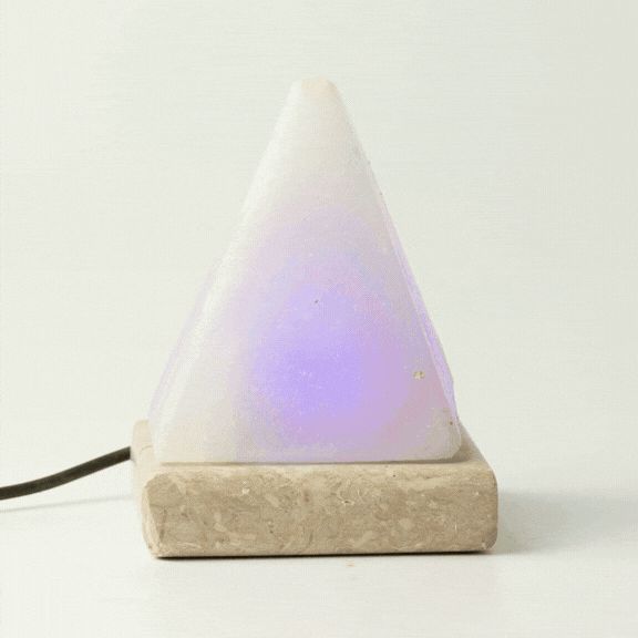 Biela USB soľná lampa Pyramída, 9 cm – farebné svetlo