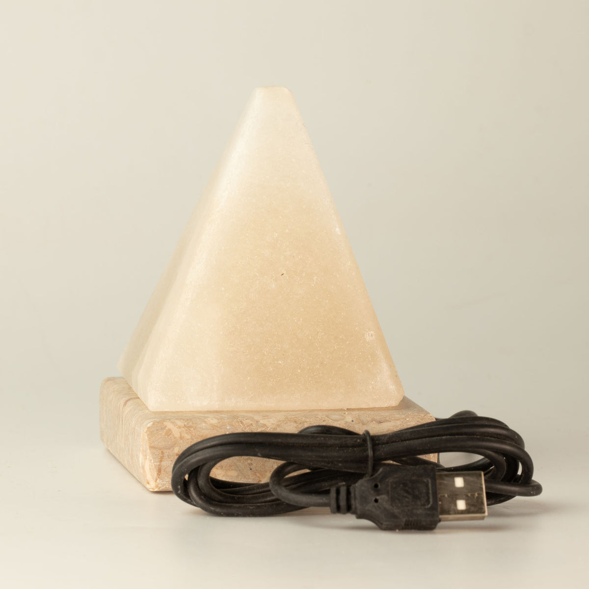 Biela USB soľná lampa Pyramída, 9 cm – farebné svetlo
