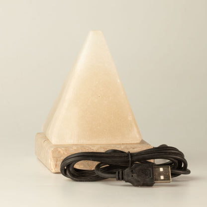 Biela USB soľná lampa Pyramída, 9 cm – farebné svetlo