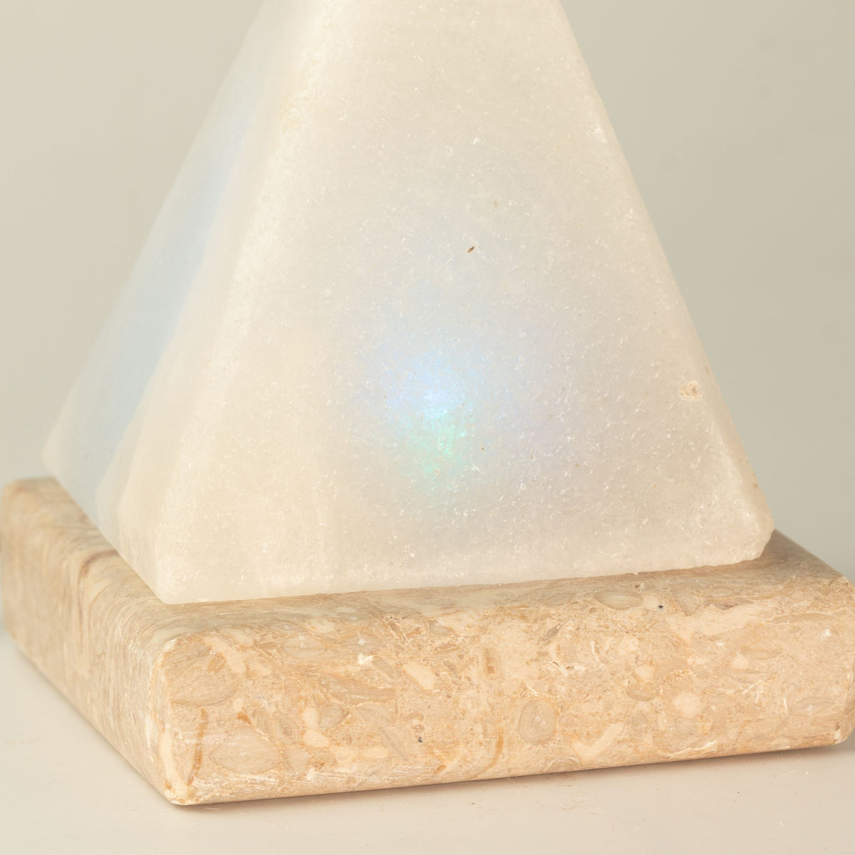 Biela USB soľná lampa Pyramída, 9 cm – farebné svetlo