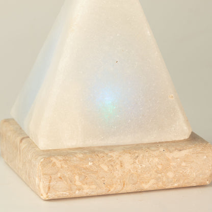 Biela USB soľná lampa Pyramída, 9 cm – farebné svetlo